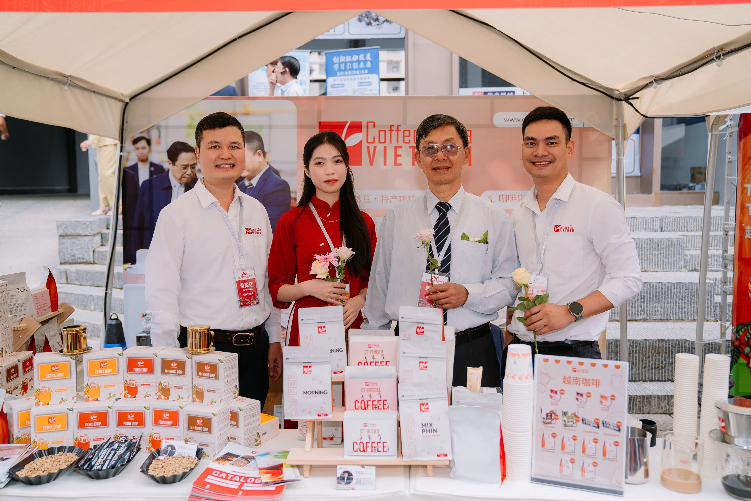 Coffee&Tea VN và chủ tịch hiệp hội cà phê Buôn Ma Thuột tại lễ hội cà phê Việt Trung